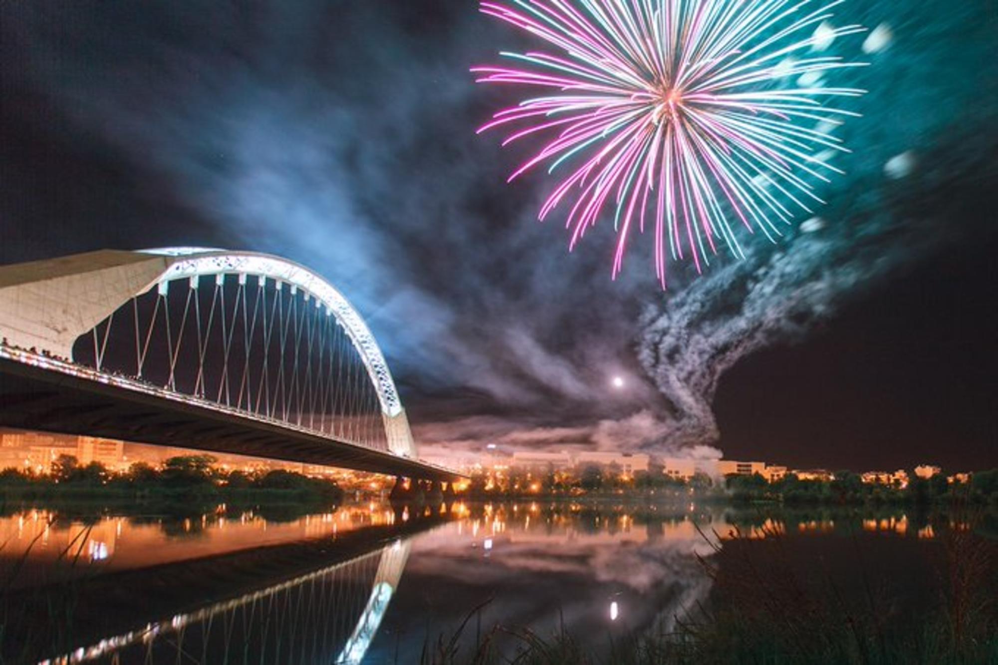 Puente Lusitania de Calatrava, Mérida. Fuegos artificiales, pirotecnia. Noche. Fiesta fiestas